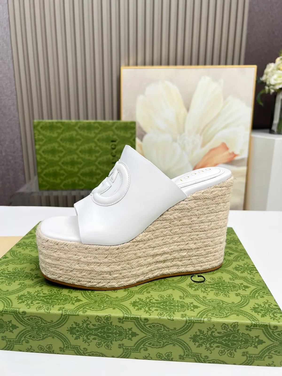 👟👟Ex-factory price 460👟👟 Gucci's new slippers, fashionable, high-end and full of personality✅ Very stable, comfortable and durable for daily use, convenient and unique for daily matching, a must-have classic for summer, the upper is made of GUCCI brand stitching Fabric: cowhide Lining/foot pad: sheepskin Water platform height: 11cm Color: black, white, brown Code number: 35-42 (41 and 42 need to be customized) Packaging: Comes with cloth bag and card.